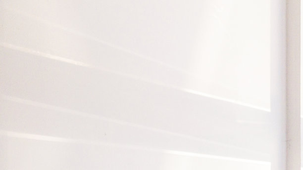 影子楼。抽象的光线，黑色的阴影从窗口覆盖在白色的纹理墙上。阳光建筑背景。照片和设计的叠加效果。图片下载