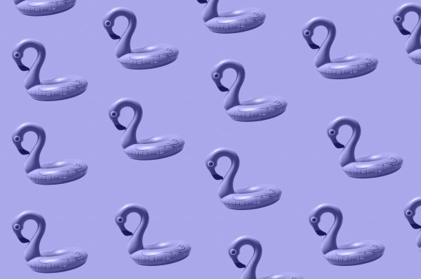 充气圈或环为孩子粉红色的火烈鸟浮动在暑假孤立的彩色背景在2022年非常危险的颜色图片下载