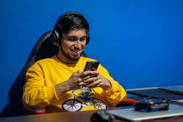 男人在家里玩手机。工作和技术-股票照片图片下载