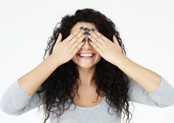 生活方式，情感和人的概念-年轻女子覆盖她的眼睛与她的双手在白色的背景图片下载