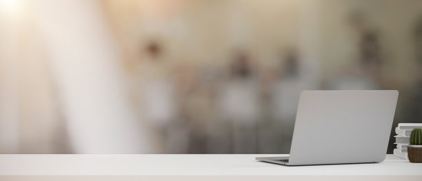 笔记本电脑和拷贝空间在办公桌上模糊的办公背景。图片下载