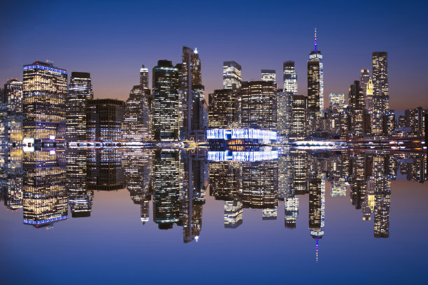 从布鲁克林看纽约曼哈顿 日落后的纽约曼哈顿天际线图片下载