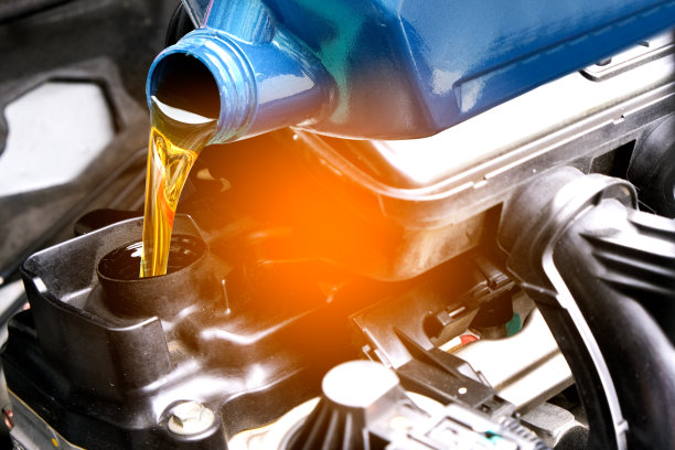 加油和倒油质量进入发动机汽车传动和维修齿轮。能源燃料的概念。图片下载