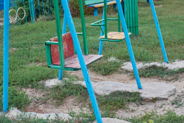 废弃操场上破旧的秋千。图片下载