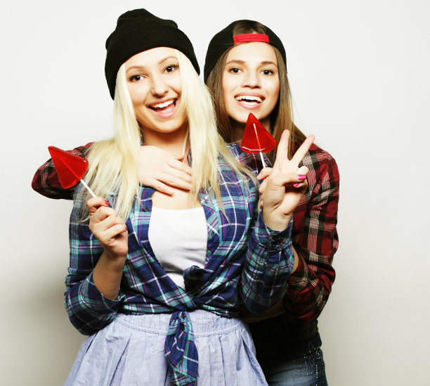 两个年轻漂亮的嬉皮士女孩图片下载