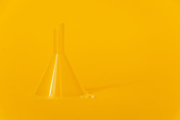 黄色背景上的透明塑料漏斗，用于放置文本图片下载