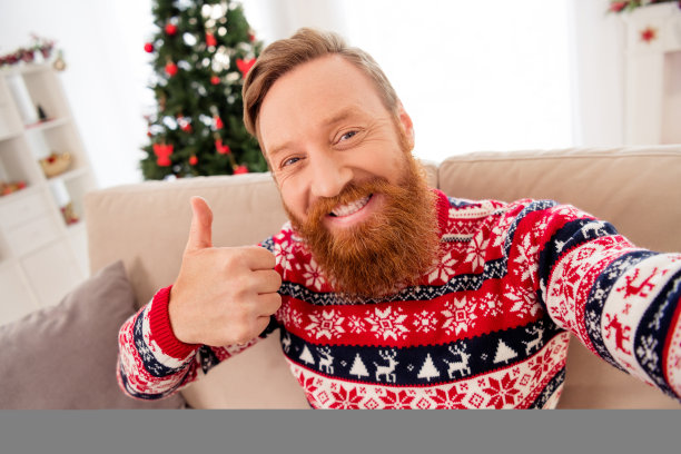好心情帅哥自拍照片显示大拇指向上反馈享受冬天庆祝圣诞快乐在家里图片下载