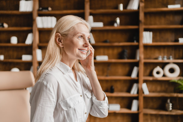 接近中年成熟白人女商人自由职业者老板首席执行官通话智能手机，与业务伙伴同事沟通，在办公室在线订购食品配送图片下载