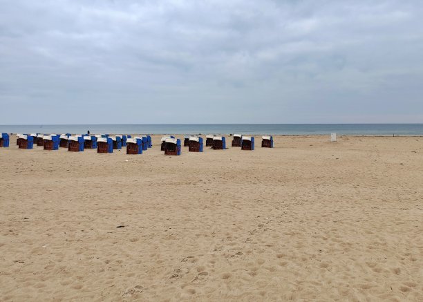 空海滩上的蓝色沙滩椅图片下载