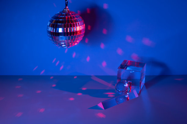 玻璃棱镜和一个彩色的球图片下载