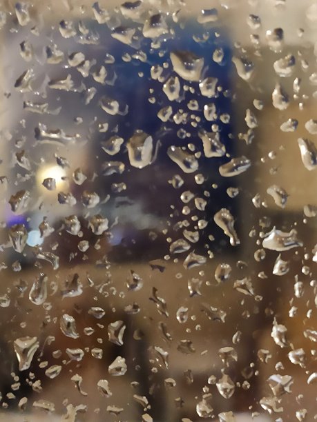 雨滴落在窗户上图片下载