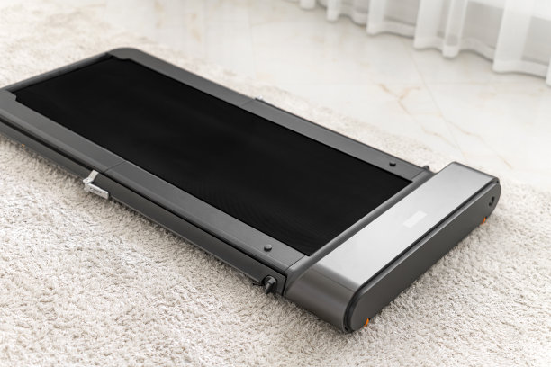 走的道路。运行轨道。电子健身器，室内行走用跑步机。图片下载