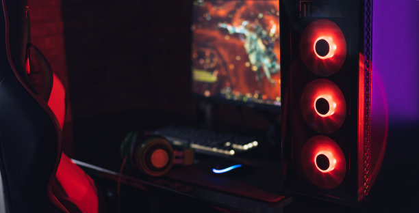 游戏电脑周边在红色霓虹灯下图片下载