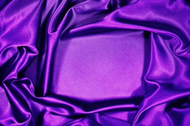 紫红色丝绸缎子天鹅绒背景。美丽柔软的波浪褶皱。桌面视图。平的。闪亮的织物图片下载