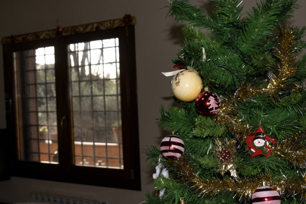 圣诞树和圣诞装饰品图片下载