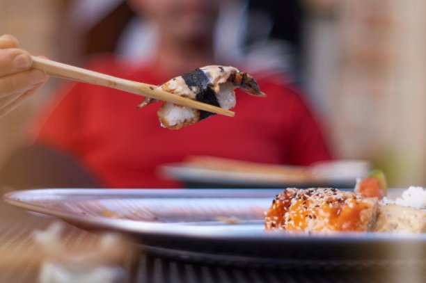 享受美味的寿司图片下载