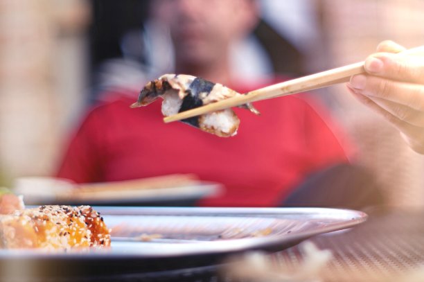 享受美味的寿司图片下载