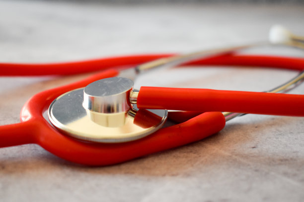 红色的听诊器图片下载