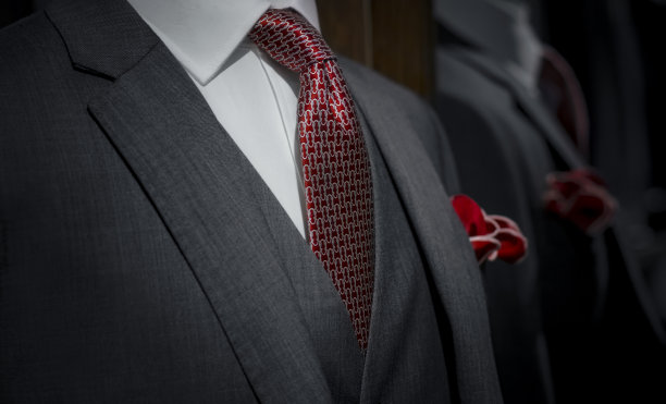 成功的商人穿着优雅正式的套装图片下载