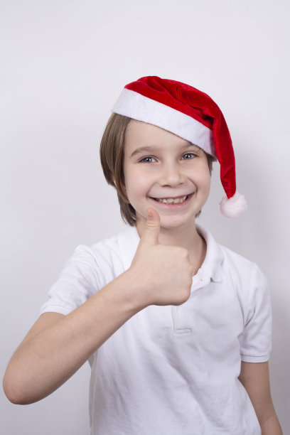 戴圣诞帽的可爱男孩图片下载