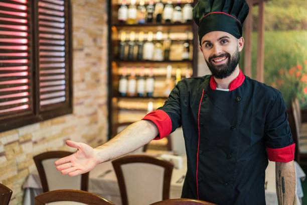 餐厅的年轻男厨师图片下载
