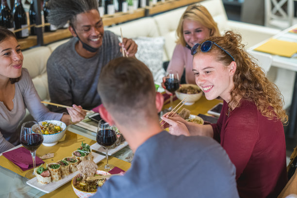 千禧一代的年轻群体在纯素晚餐上吃着fub，素食者吃着健康的食物喝着生物红酒，健康的生活理念图片下载