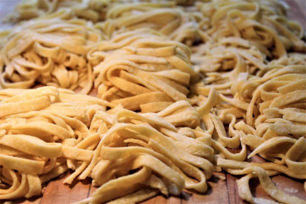 免版权费照片-奶奶的面条配方-大量自制的面条准备汤-奇妙的食物背景网站，食物博客，或营销艺术-鸡蛋面全手滚通过机器-这些面条是最好的图片下载