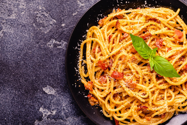 自制意式意大利面，配意式烟肉，鸡蛋，干酪和奶油酱，俯视图图片下载