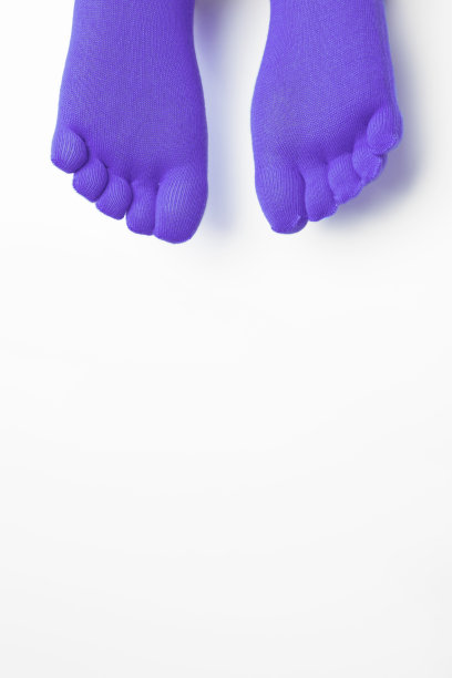 少年脚上穿紫罗兰色袜子，五指袜子。spase副本。图片下载