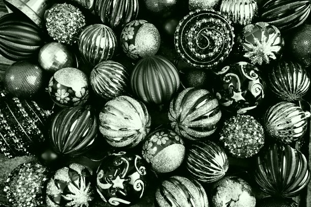 圣诞公寓摆放着圣诞装饰品和节日彩球。圣诞金属丝。新年快乐，圣诞快乐。黑白单色照片与绿色滤镜。静物画背景。图片下载