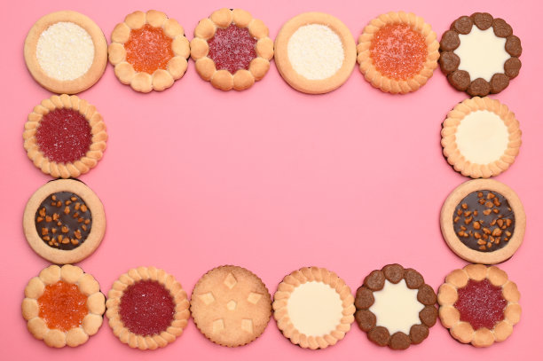 在粉红色的背景上用不同的饼干做成的框架图片下载