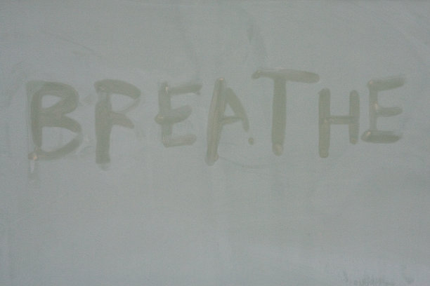 呼吸手绘蒸发字母在灰色金属背景，全框，特写图片下载