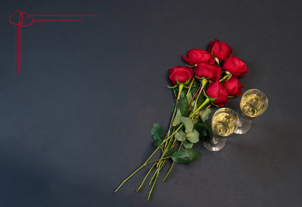 情人节的概念。香槟和红玫瑰。图片下载