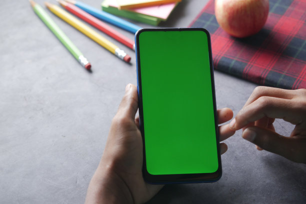 平面构图的小女孩在桌子上使用智能手机图片下载