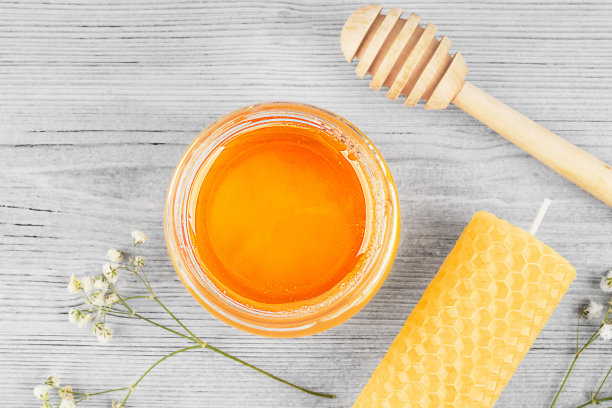 木制背景上的养蜂产品。图片下载