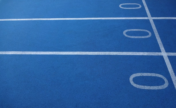 一个浅蓝色的跑步或慢跑跑道的特写，白线和三个零数字，全帧图片下载