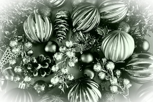 圣诞背景与圣诞装饰品，节日球，铃铛，蝴蝶结，冷杉锥，圣诞金箔。新年快乐，圣诞快乐。黑白单色照片与绿色滤镜图片下载