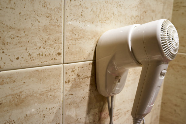 浴室里的吹风机图片下载