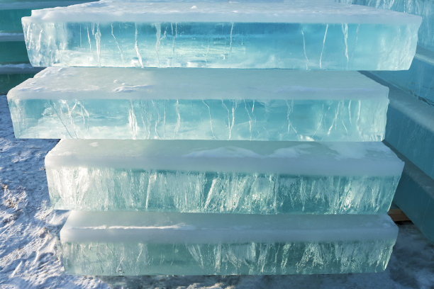 为了制作冰雕，他们准备了透明的冰块。图片下载