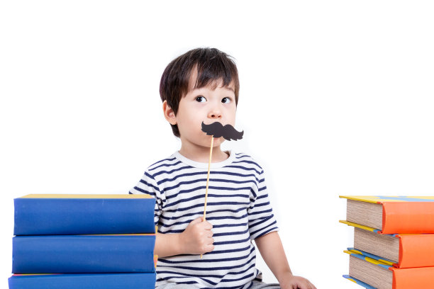 小男孩与书的白色背景，教育理念。图片下载