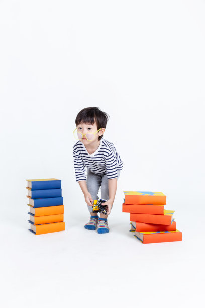 小男孩戴着眼镜，带着白色背景的书，教育理念。图片下载