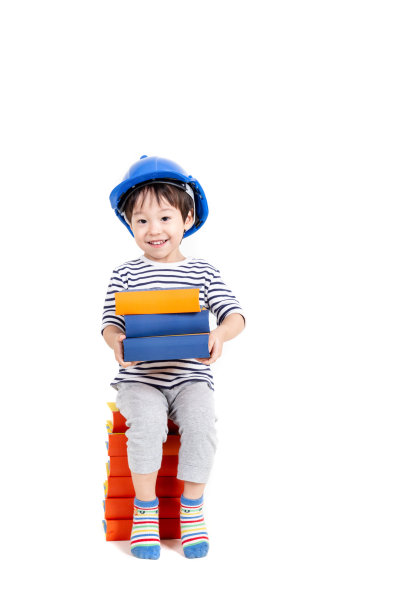 小男孩与书的白色背景，教育理念。图片下载