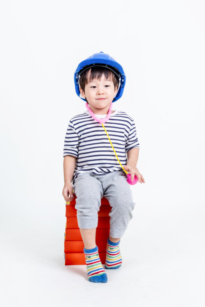 小男孩扮演工程师，教育理念。图片下载