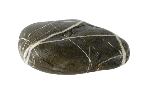 白色背景上有白色条纹的深色海石。图片下载