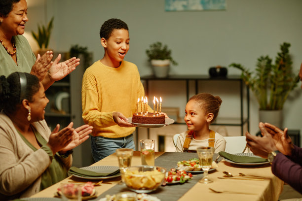 小女孩和家人一起庆祝生日图片下载