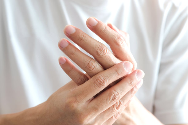 手指。手扳机手指锁定综合症白色背景。健康和物理概念图片下载