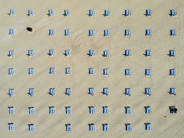 在斯海弗宁根海滩上排成一排的沙滩床图片下载