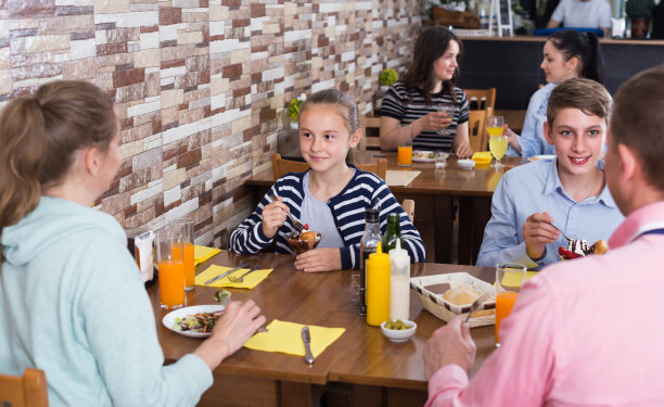 积极的家庭聚餐图片下载