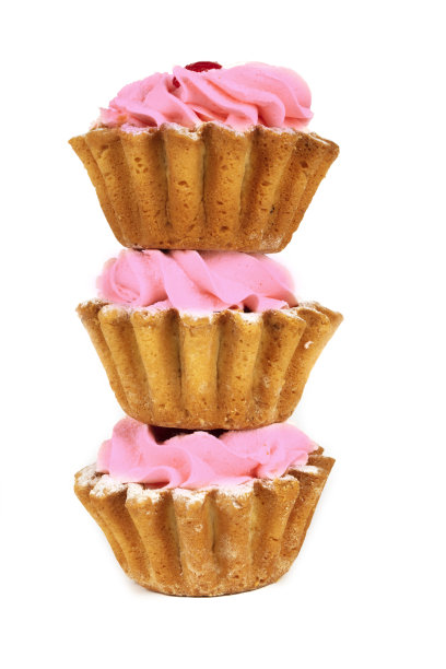 美丽的蛋白奶油蛋糕在白色的背景上。图片下载