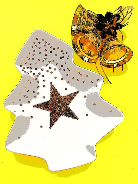 圣诞树上有金色的装饰，雪花，圆点和中间的一颗星星。黄色背景。新年或圣诞卡片。背景的祝贺。金色的铃铛和蝴蝶结作为装饰图片下载